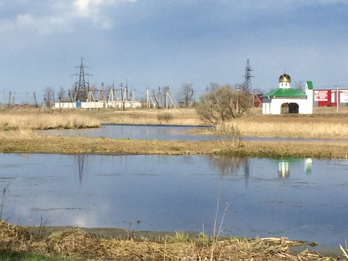 Заводь находится чуть левее. 