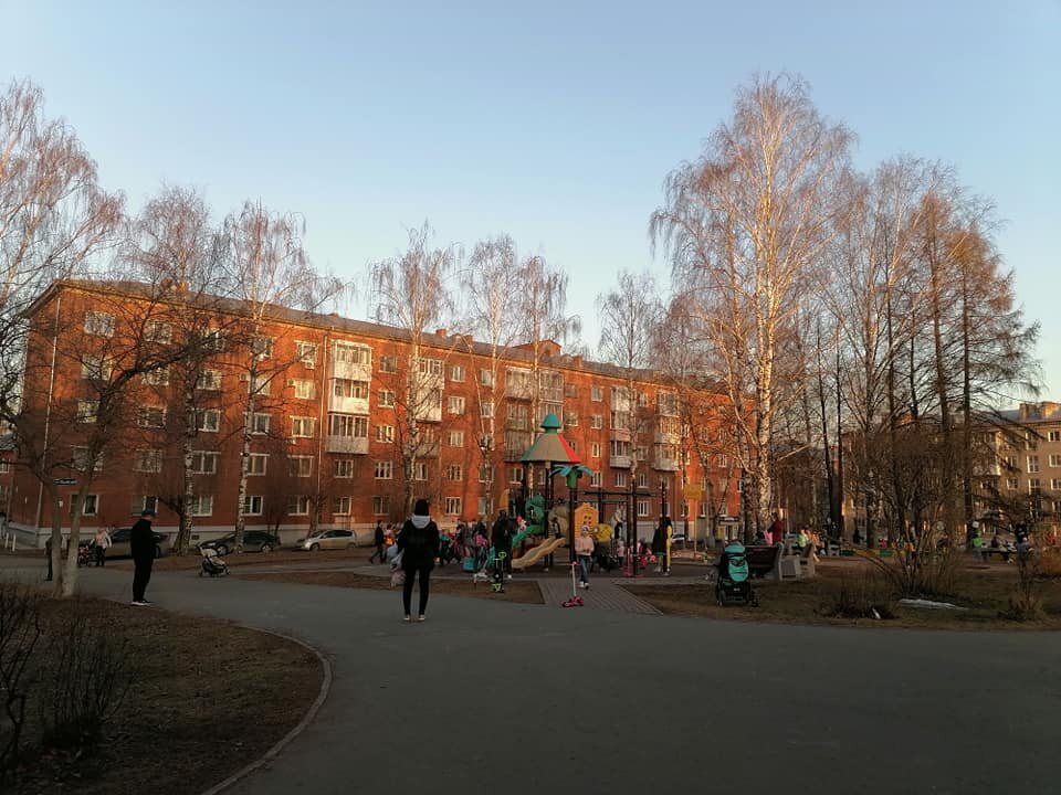 В этом доме жили мои бабушка и дедушка и здесь с родителями и сёстрами отца, теснясь в коммуналке, жила и я первые 7 месяцев. Фото автора