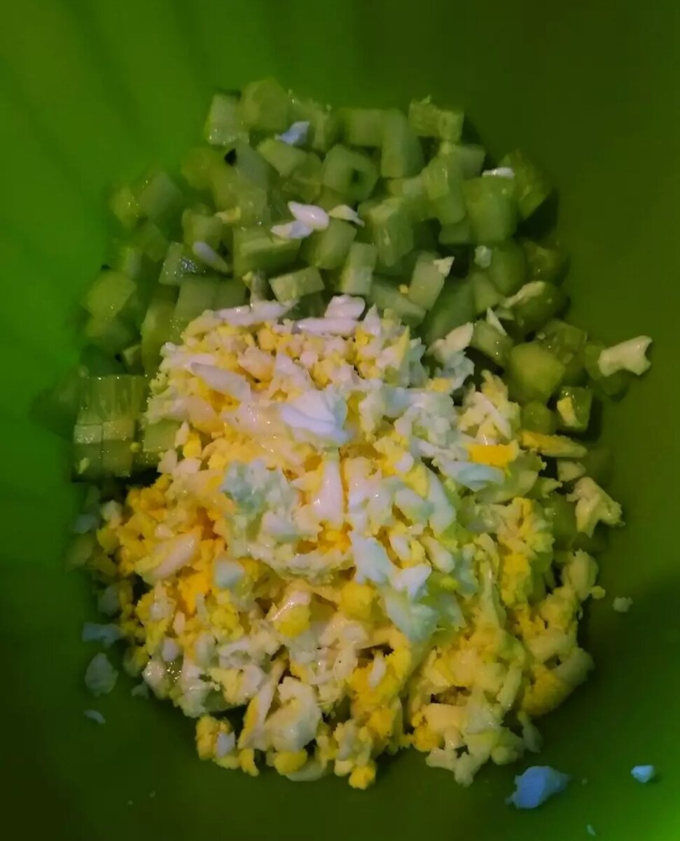 Огурец нарезать кубиками. Яйца натереть на тёрке.