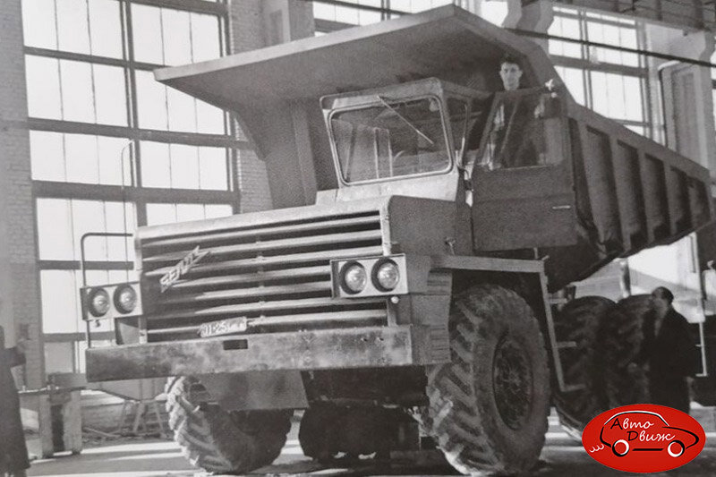 Первый опытный образец карьерного самосвала БелАЗ-540 грузоподъемностью 27 тонн, изготовленный в 1961 году