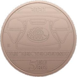 На реверсе монеты 5 евро, размещена: композиция вдохновлена ​​характерным телефонным жетоном и изображает старинный телефон, который использовался в период с шестидесятых до начала девяностых годов
вверху год выпуска «2021»
в тексте слова «150 ° DEL TELEFONO» и «5 EURO»
слева "R" - обозначение Римского монетного двора