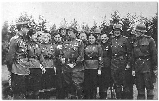 Источник: Медики 144-го стрелкового полка 49-й гвардейской стрелковой дивизии. Май 1945 (найдено по запросу в Google-картинках)