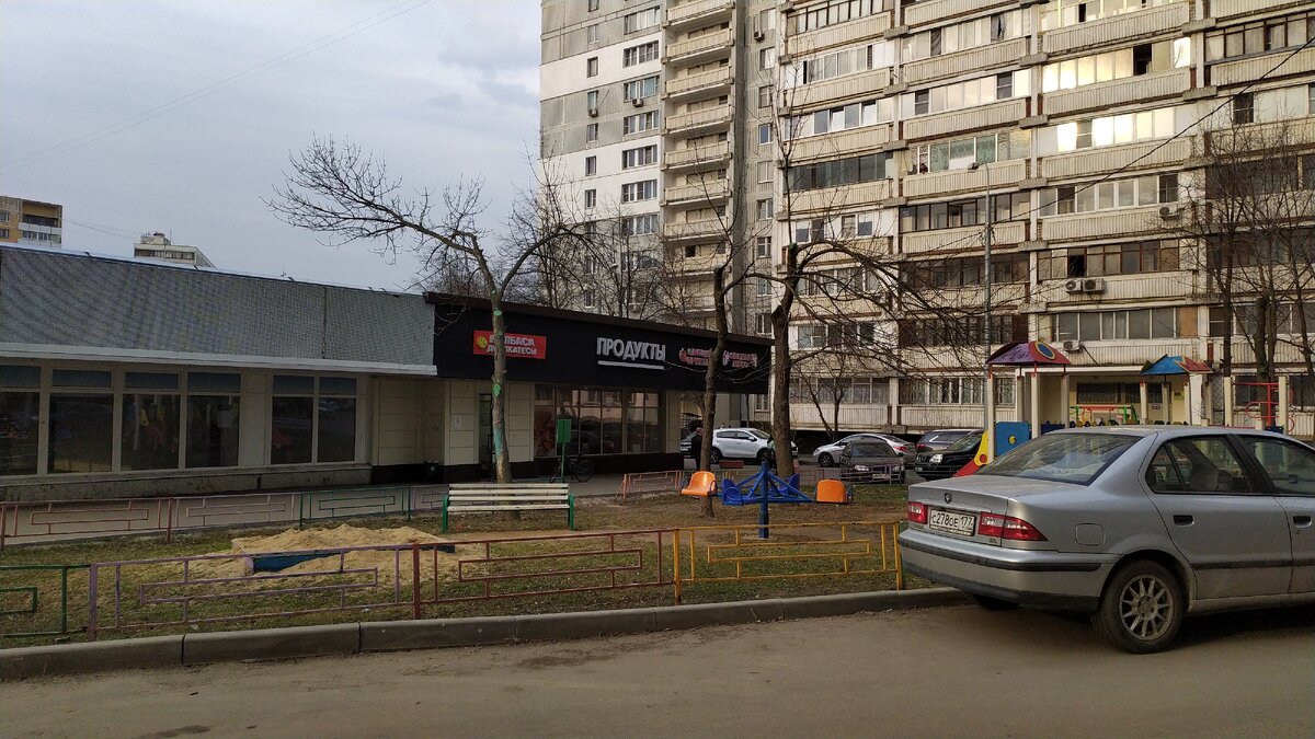 В песочницу насыпали детям песок(фото автора)