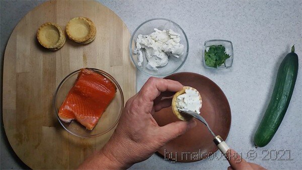 Песочные тарталетки с огурцом, яйцом и красной рыбой