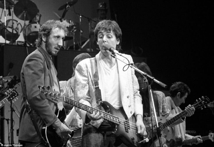 Видимо как раз в этот момент (судя по фото), Пит понимает, что The Beatles украли его идею и песню ;) Источник фото: google.com