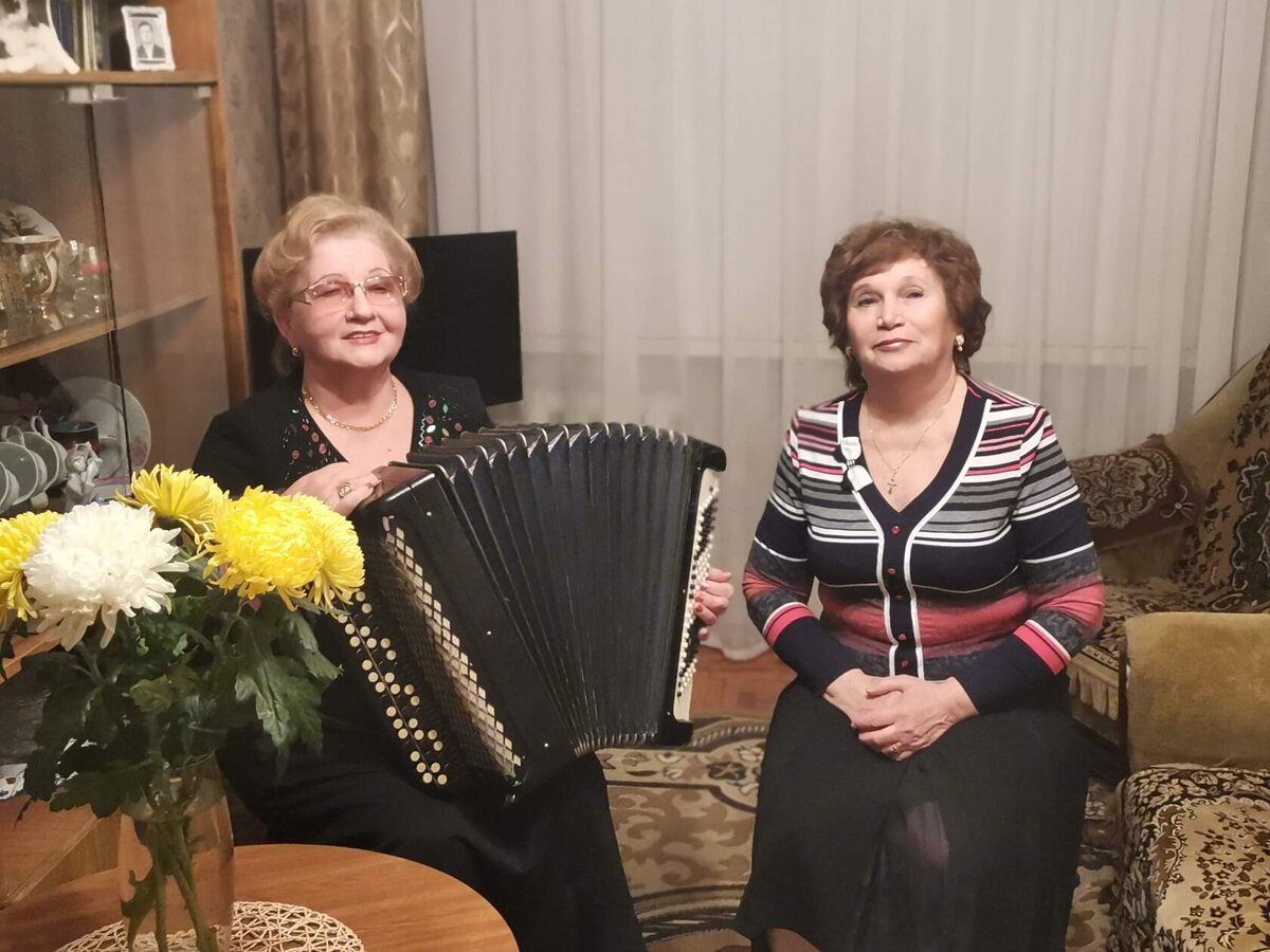 Тамара Полонская с баяном и Валентина Васильева.