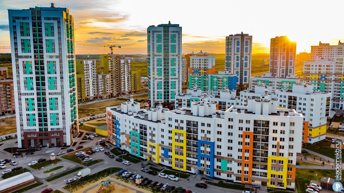 Район "Академический" состоит из более 100 корпусов и считается крупнейшим проектом комплексного освоения территорий в России. После окончания строительства, за счет построенных домов сформировался 8-ой последний район Екатеринбурга