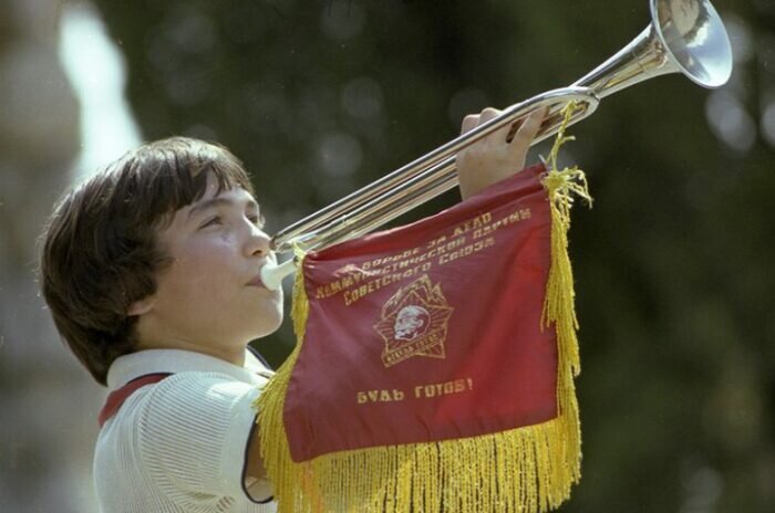 Утром пионеров будили звуки горна. /Фото: image3.thematicnews.com