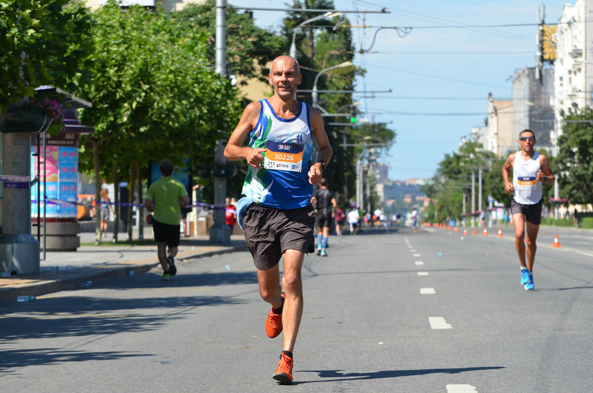 Бегу на финиш полумарафона в темпе 3:45. 