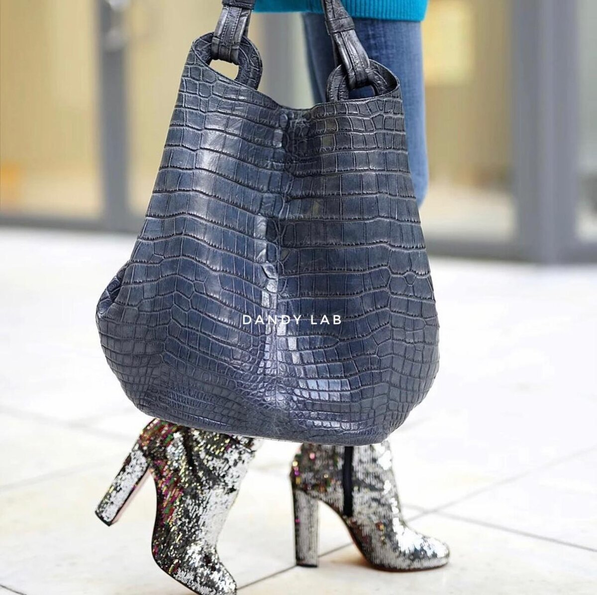 Женская сумка неожиданного синего цвета из натуральной крокодиловой кожи выглядит столь же органично как сумки других цветов.