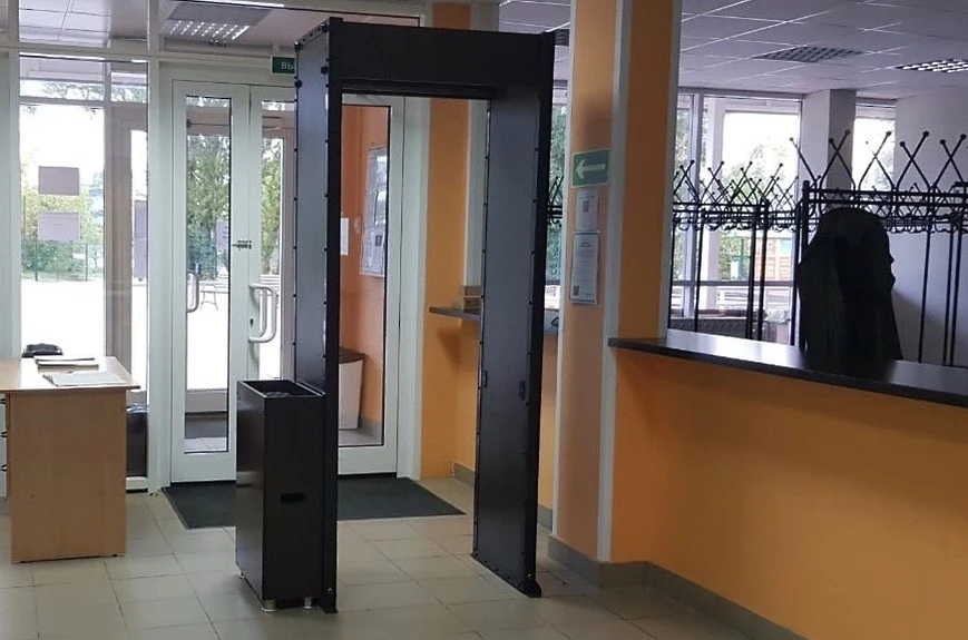 Металлические рамки в школах