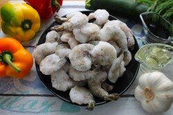 ШАГ 1:
Как готовить креветки с овощами? Подготовьте все необходимые продукты. Первым делом нужно разморозить креветки. Для этого достаньте их с морозильной камеры и оставьте при комнатной температуре. Для более быстрой разморозки я иногда заливаю креветки водой комнатной температуры, так они размораживаются в разы быстрее.
