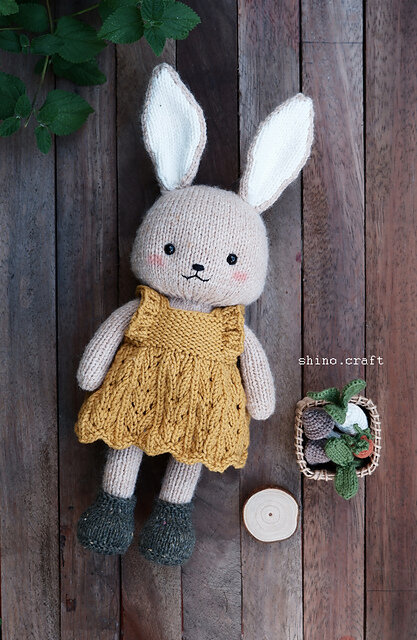 Вязаный спицами зайка Tun