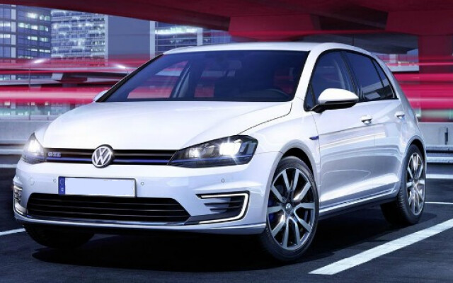 Вопрос: что мешает вам купить электромобиль? Большинство автолюбителей отвечает, что причиной является малый запас хода, время подзарядки и, конечно же, цена. Но смог ли Volkswagen e-golf 2017 года справиться с этими проблемами? Давайте разберёмся...