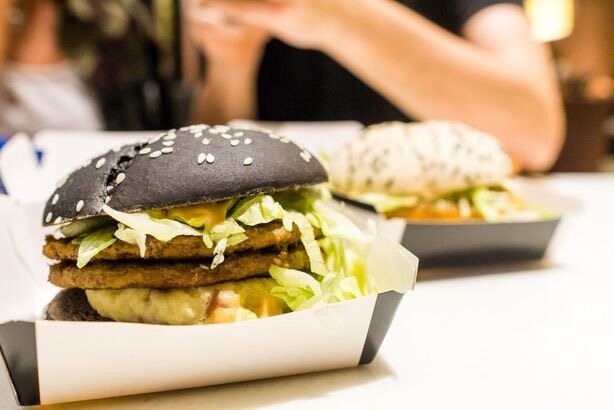 Черный и белый бургеры в Китае символизируют половинки символа «инь-ян»