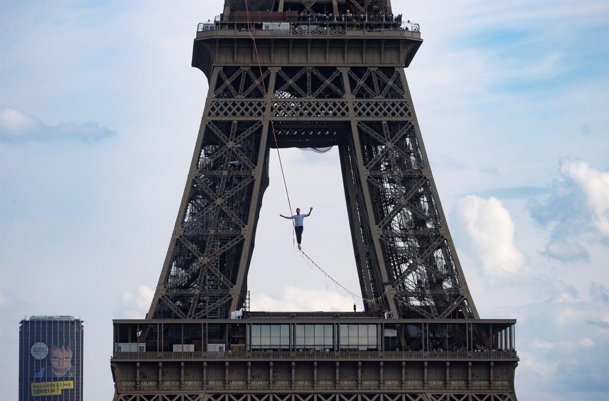 70 метров. Как выглядит 70 метров. Радиовышка 270 метров волгоград. Парк зарядье стеклянный мост. "зеркало" радиотелескопа рт-70.