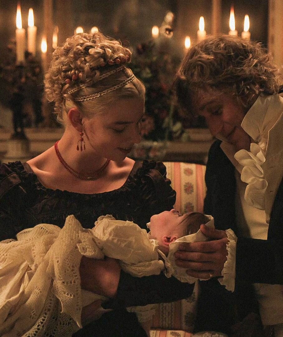 Англия, XIX век. 21-летняя провинциалка Эмма Вудхаус красива, богата, остроумна и считает, что прекрасно разбирается в людях. Девушка решила, что никогда не выйдет замуж и не оставит отца одного. Когда её подруга в связи с собственным замужеством переезжает в дом супруга, Эмма находит себе новую компаньонку — сироту Гарриет Смит — и теперь, используя все свои хитрости, пытается устроить девушке личную жизнь.