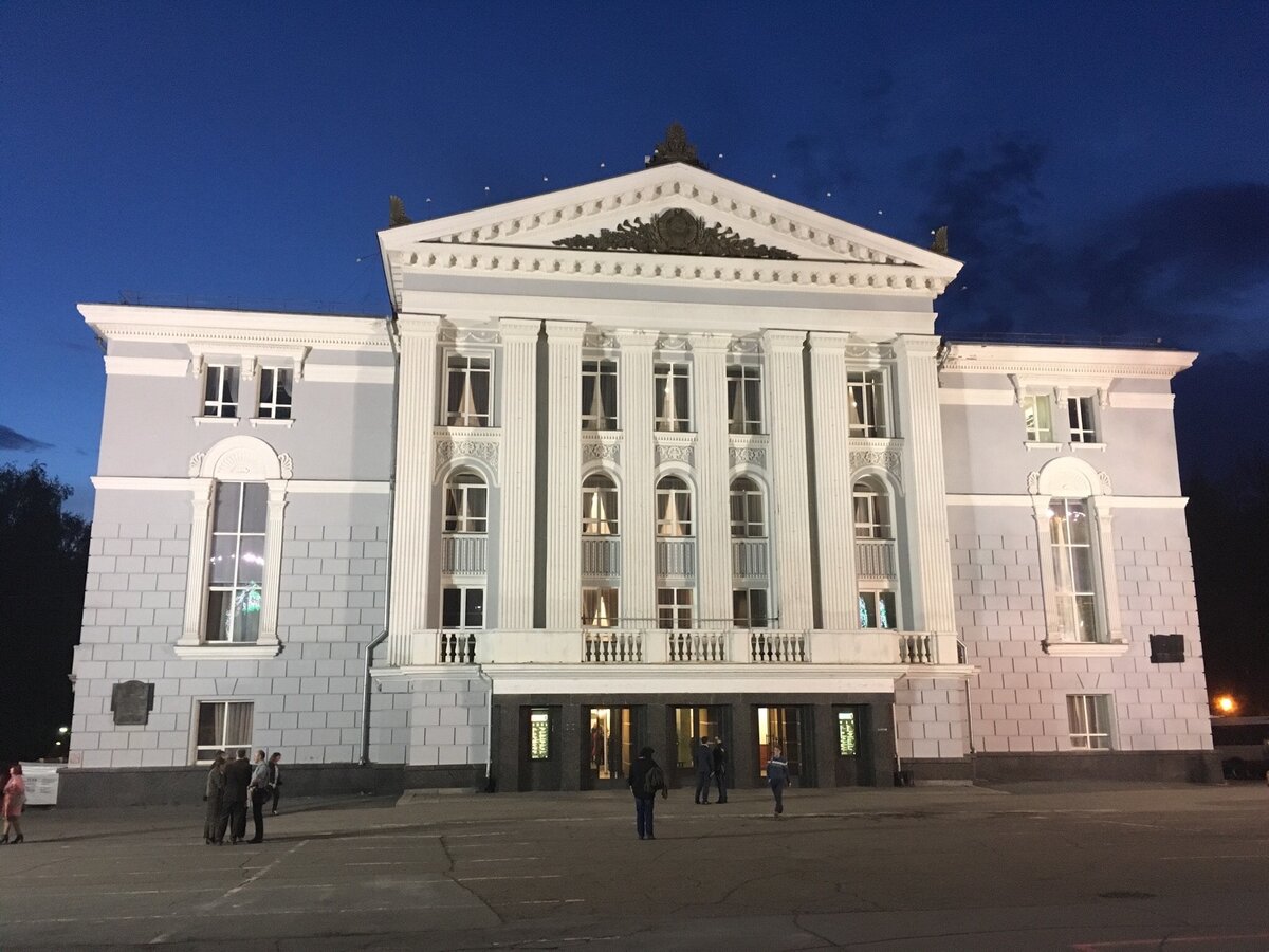 Пермь, театор оперы и балета и. Чайковского, Источник https://s3.eu-central-1.amazonaws.com/images.hipdir/458412/ltfnz9qwl54rwewsjgfd3yydubwg18az.jpg