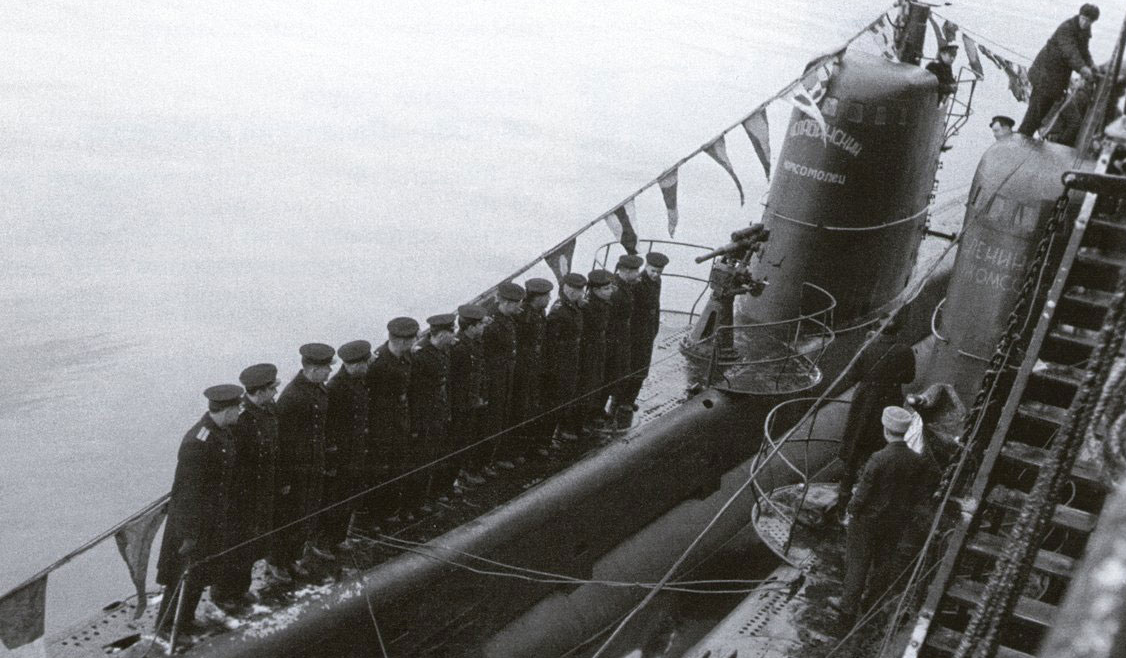 Подводная лодка М-105 и М-106 в базе