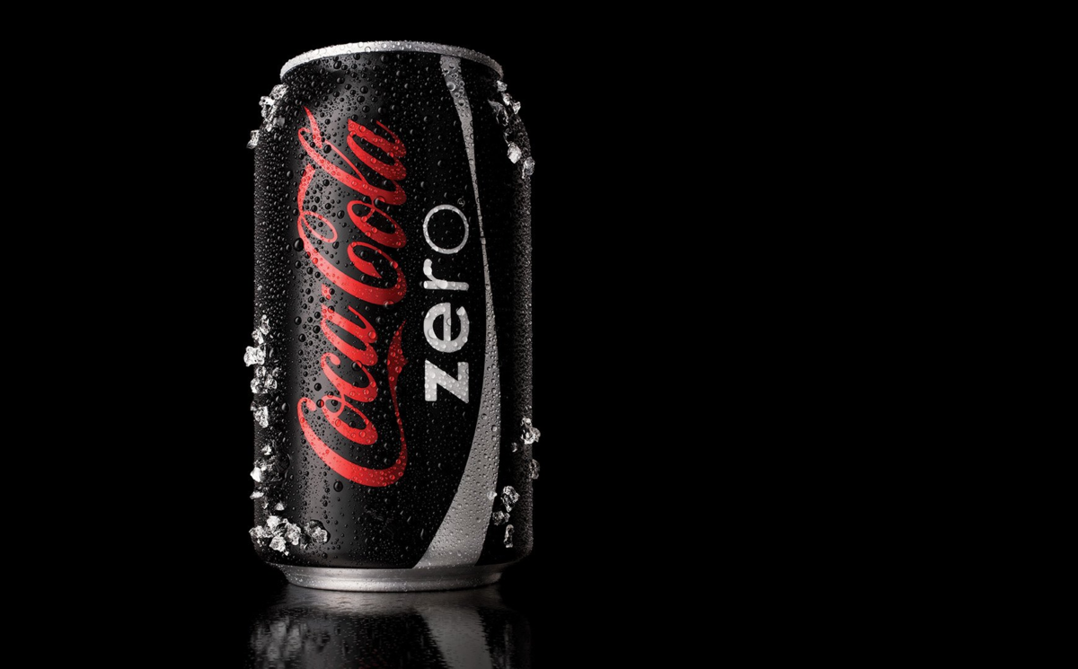 Пить колу зеро. Газированный напиток Coca-Cola Zero. • Напитки Coca-Cola Zero /Кока-кола Зеро. Кола на черном фоне. Черная банка Кока колы.