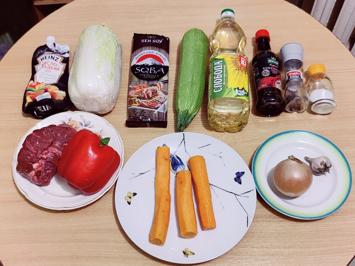 Продукты для приготовления гречневой лапши с говядиной и овощами