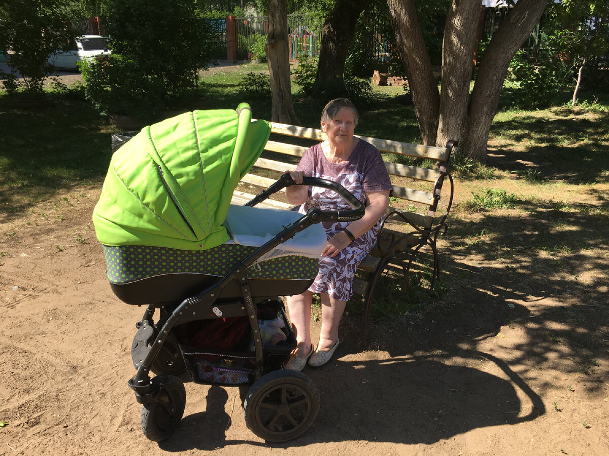 Ещё летом бабушка с удовольствием гуляла с правнуком и ездила с нами на дачу, а с осени уже только по дому ходит, и то с трудом