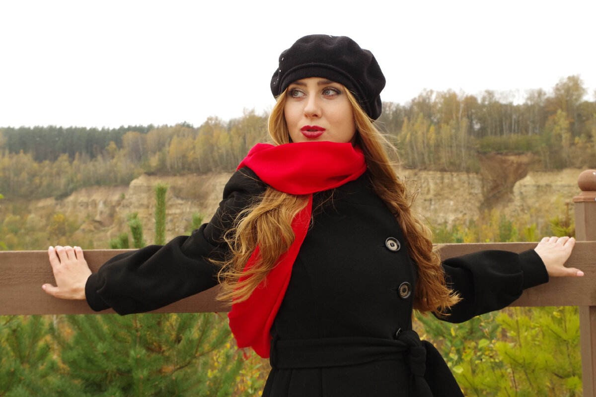 Старенькая.Мама того самого голубоглазого молодого человека. 