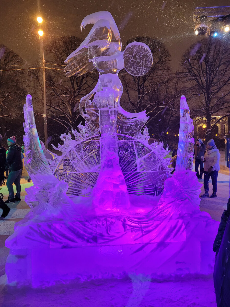 Ледяные (и частично снежные) скульптуры поражают талантом мастеров.