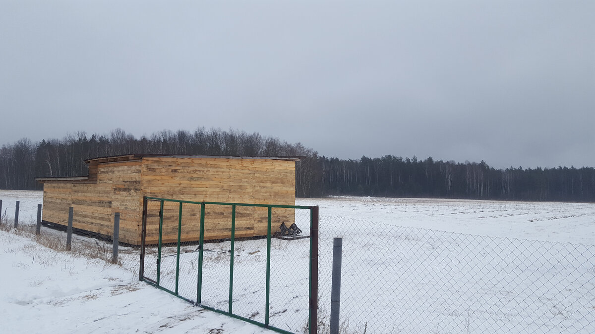 ворота в наше хозяйство до весны на замке, а трактора в надёжном укрытии