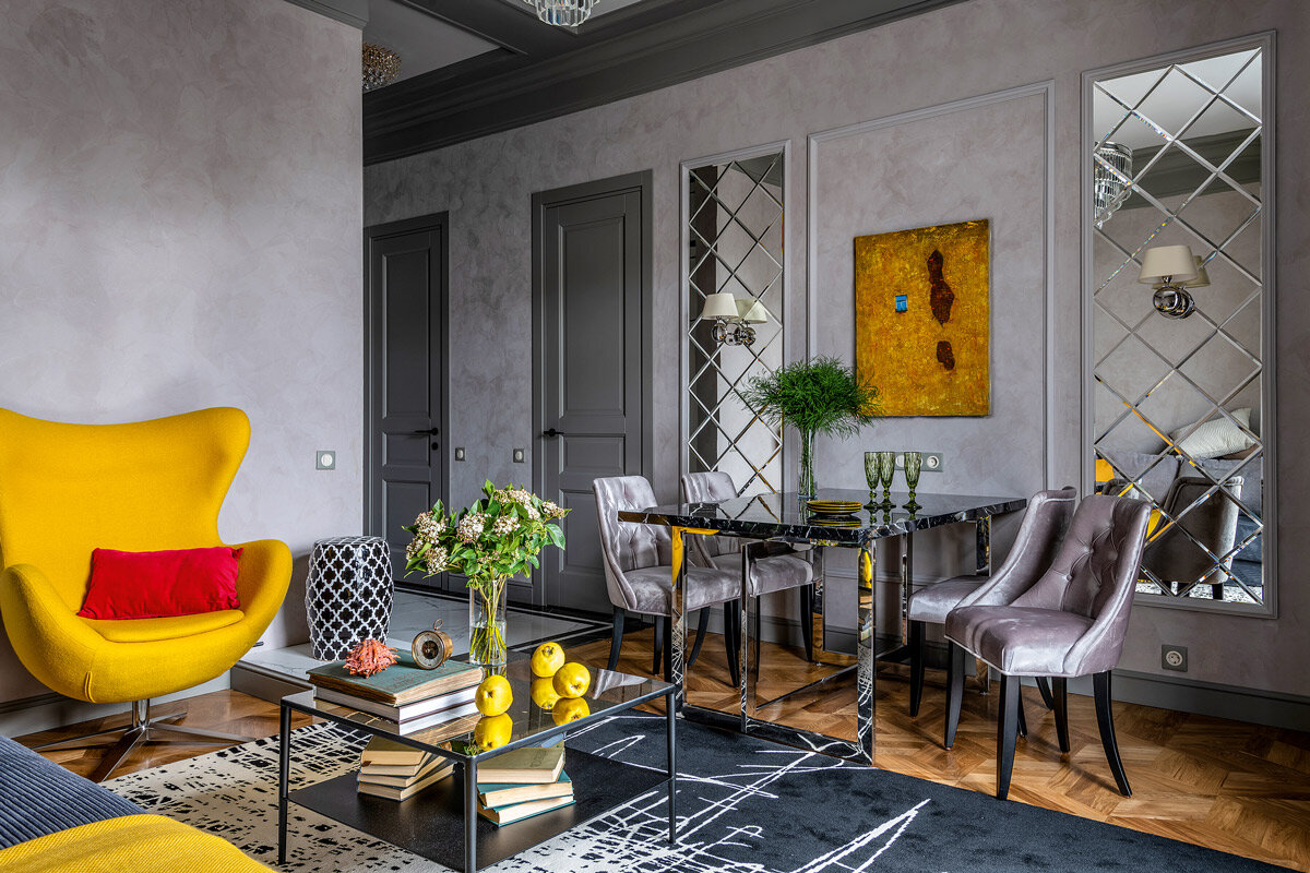 Гостиная. Площадь — 18,3 м². Пол — модульный дубовый паркет «Шереметьевская звезда». Карнизы и молдинги — «Фабрика лепнины». Кресло — «ОГОГО Обстановочка»