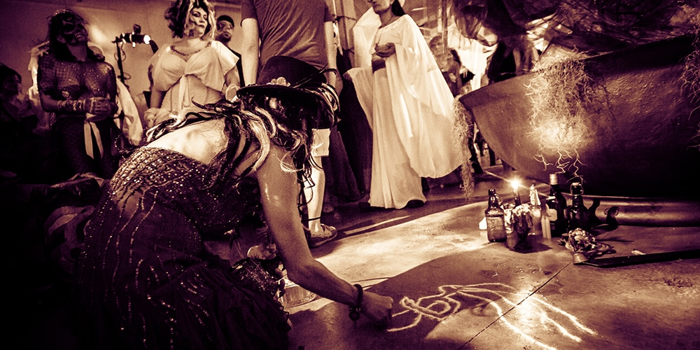 Жрица вуду, которую называют "мамбо" (манбо) занимается ритуалом