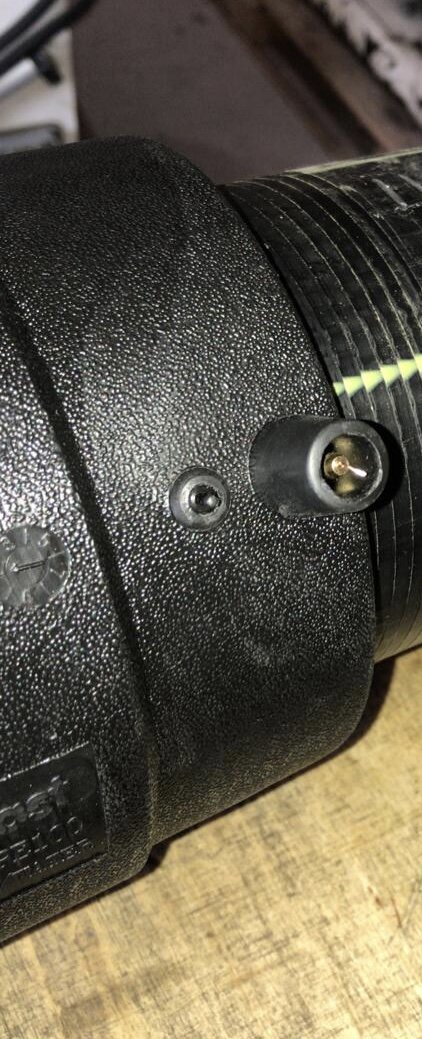 В контакте есть технологическое отверствие для нагревательного элемента