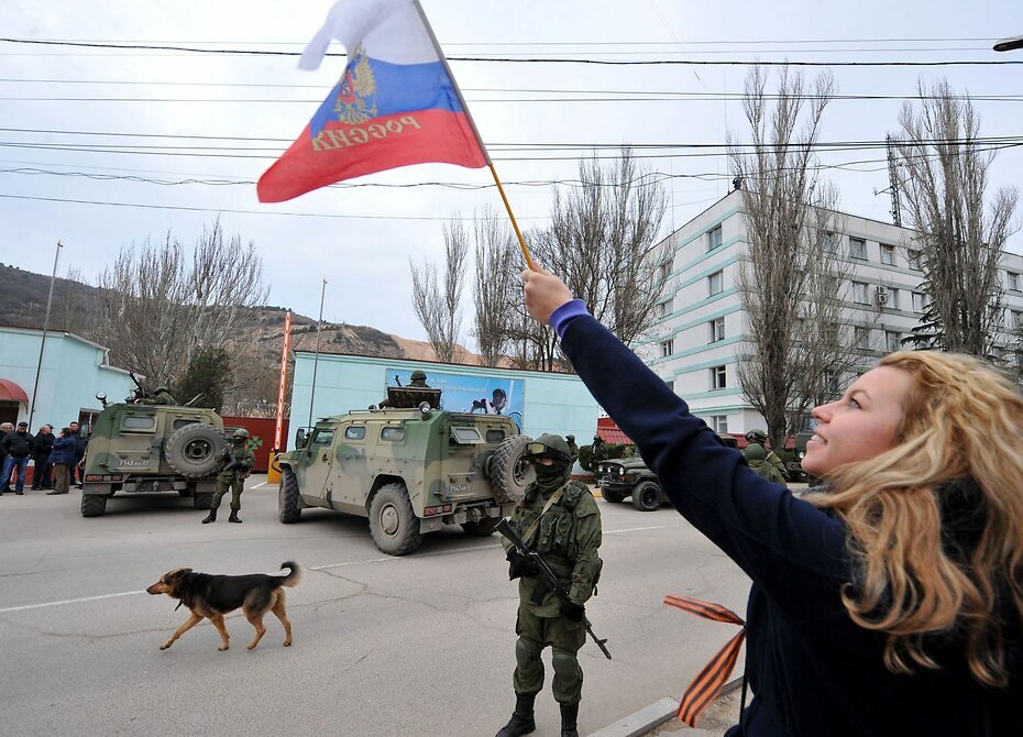 Между украиной и россией сегодня. Освобождение Крыма 2014. 2014 Присоединение Крыма вежливые люди. Русские войска на Донбассе. Российские военные на Донбассе.