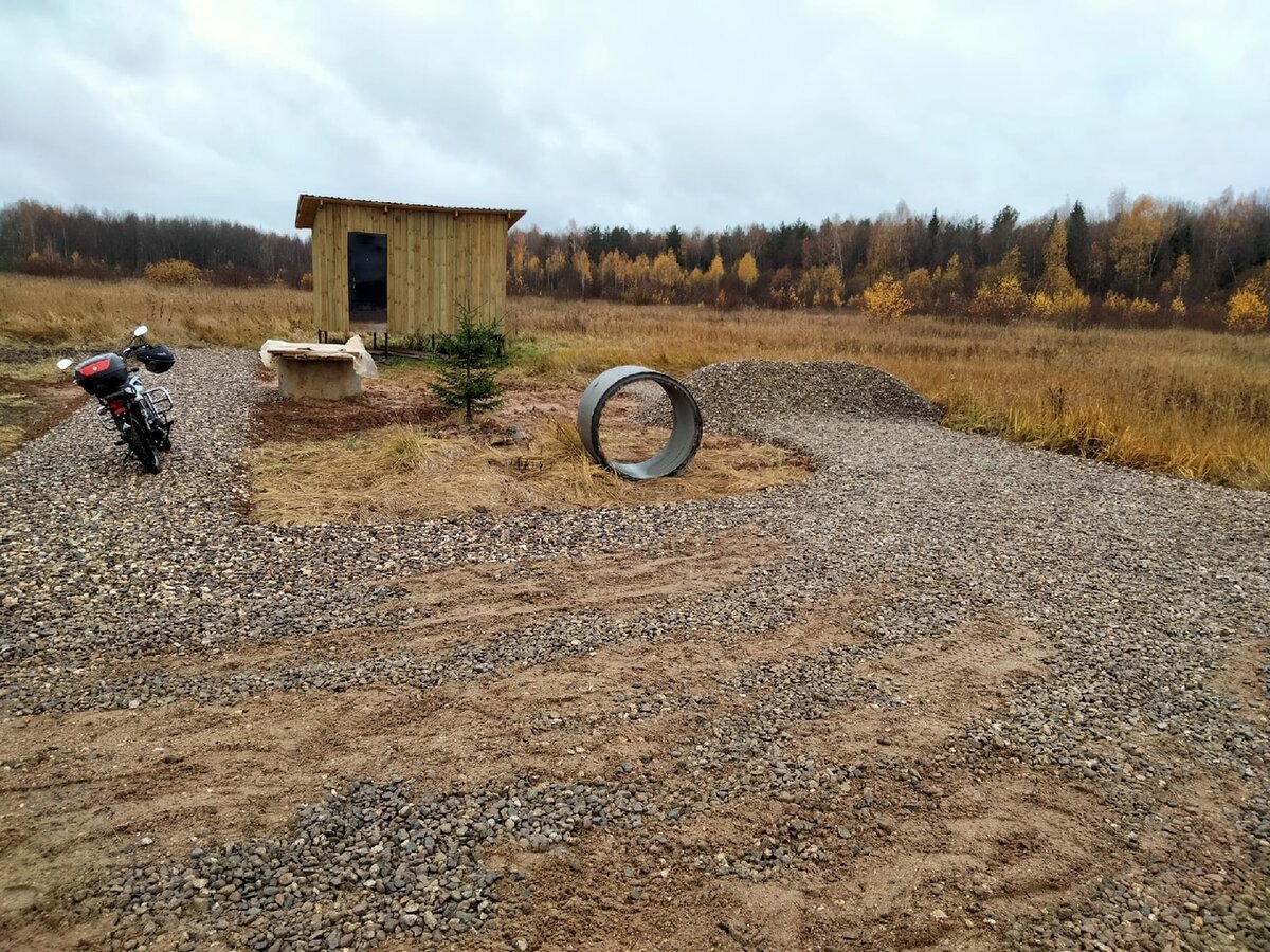 Вид на сарай-бытовку и колодец.