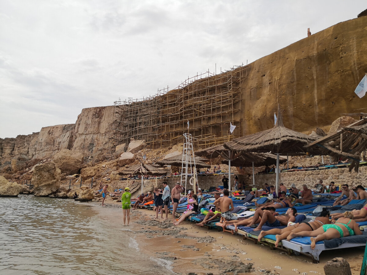 Пляж, берег, обвалившиеся с берега породы вдали