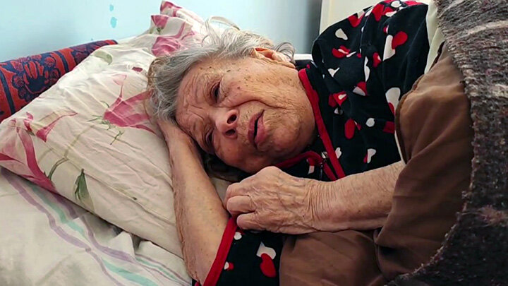 ПОЖИЛАЯ ЖЕНЩИНА, КОТОРУЮ ОСТАВИЛИ В БОЛЬНИЦЕ, – В ЁЕ КВАРТИРЕ ВЫБИЛО ВСЕ СТЁКЛА. ФОТО: АНАСТАСИЯ АНТОНОВА / ЦАРЬГРАД 