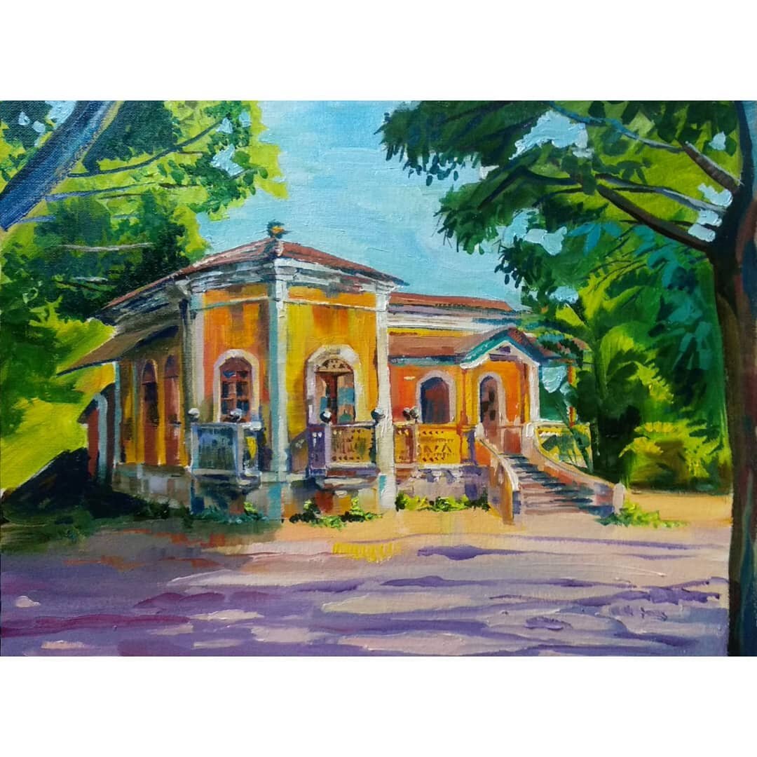 В этой статье я буду делиться фотографиями одного очаровательного жёлтого домика, расположенного в Чапоре, Гоа. Безусловно он нуждается в деликатной реставрации. Кстати, я написала его портрет! Когда я вышла с этой картиной на sunset market в Арамболе, многие туристы узнавали этот дом.