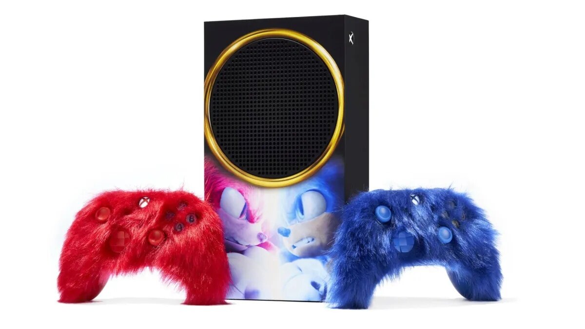 Xbox Series S чёрного цвета с изображениями Соника и Накалза