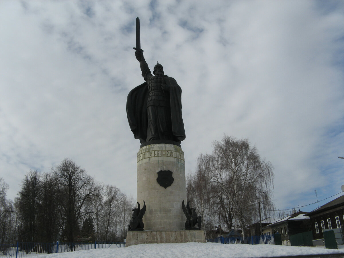 Что есть, то есть - памятник Илье Муромцу смотрит на Оку. Фото автора.