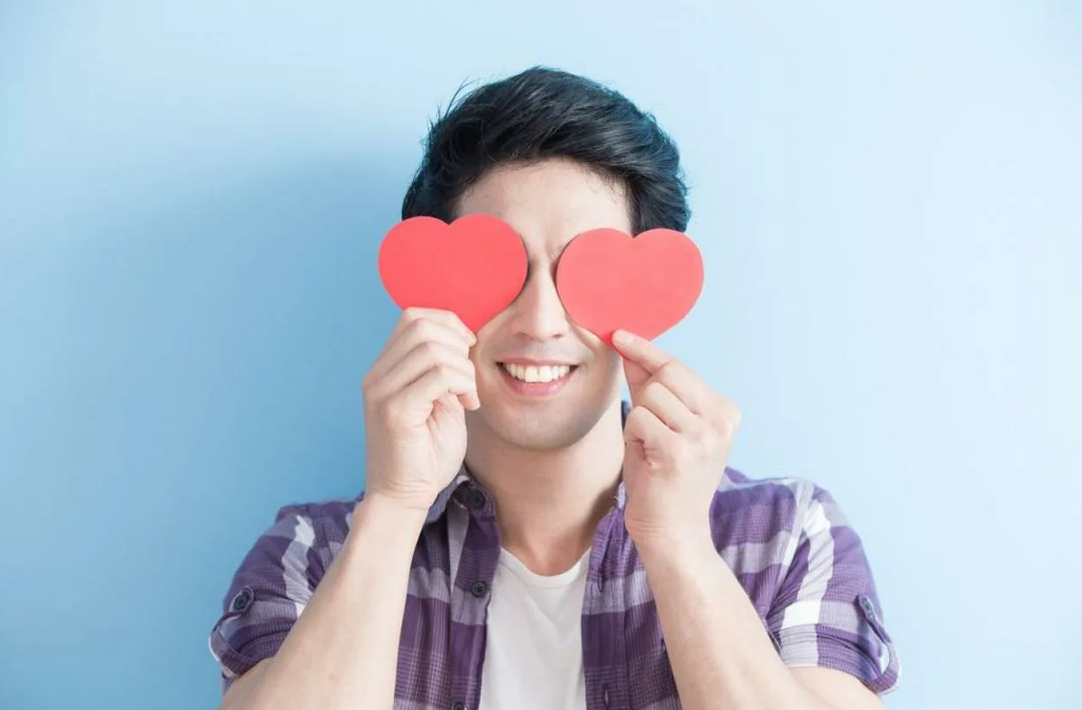 I love glasses. Влюбленный человек. Влюбленный парень. Парень влюбился.
