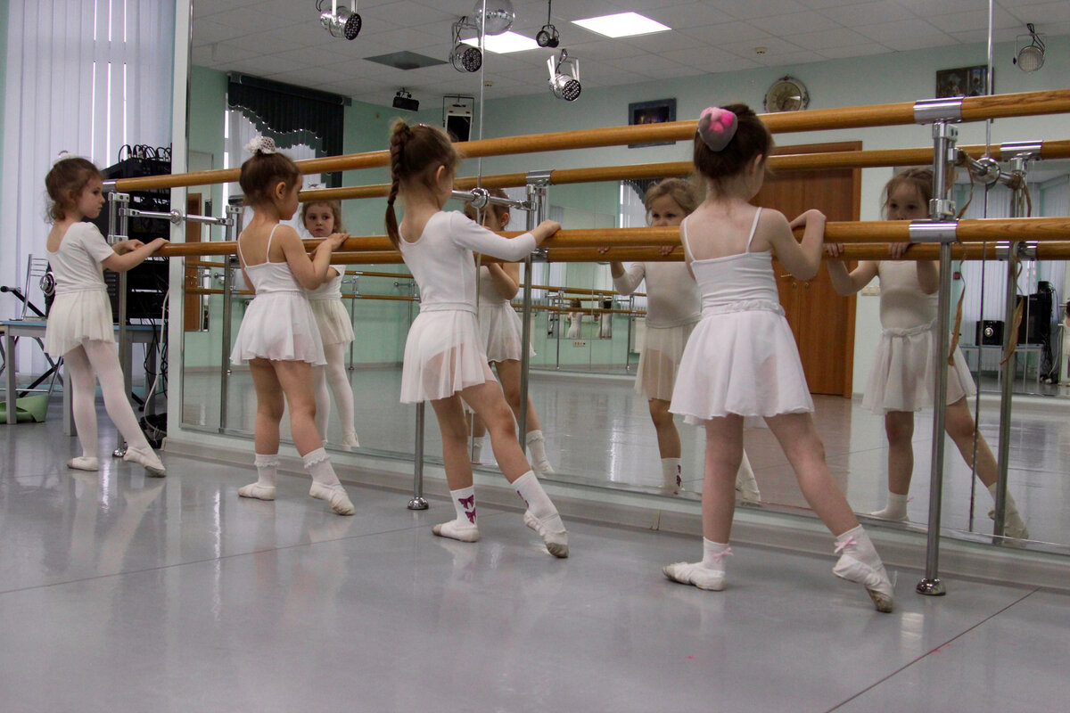 Школа балета "Иданко" располагает хореографическими залами в нескольких районах Москвы. Прием детей от 3 лет, справки и запись +7 963 648-40-42 W/A Telegram.-1-3