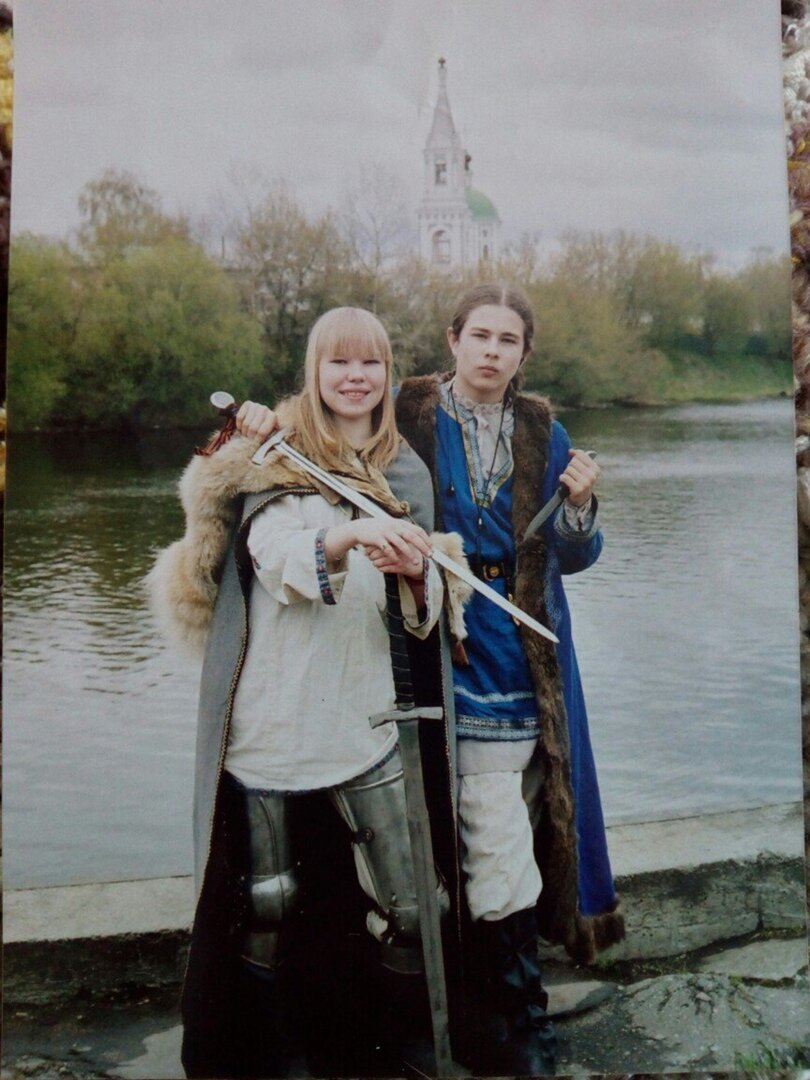 Лидия Губарева (слева) в начале своей реконструкторской карьеры. Фото из ее личного архива