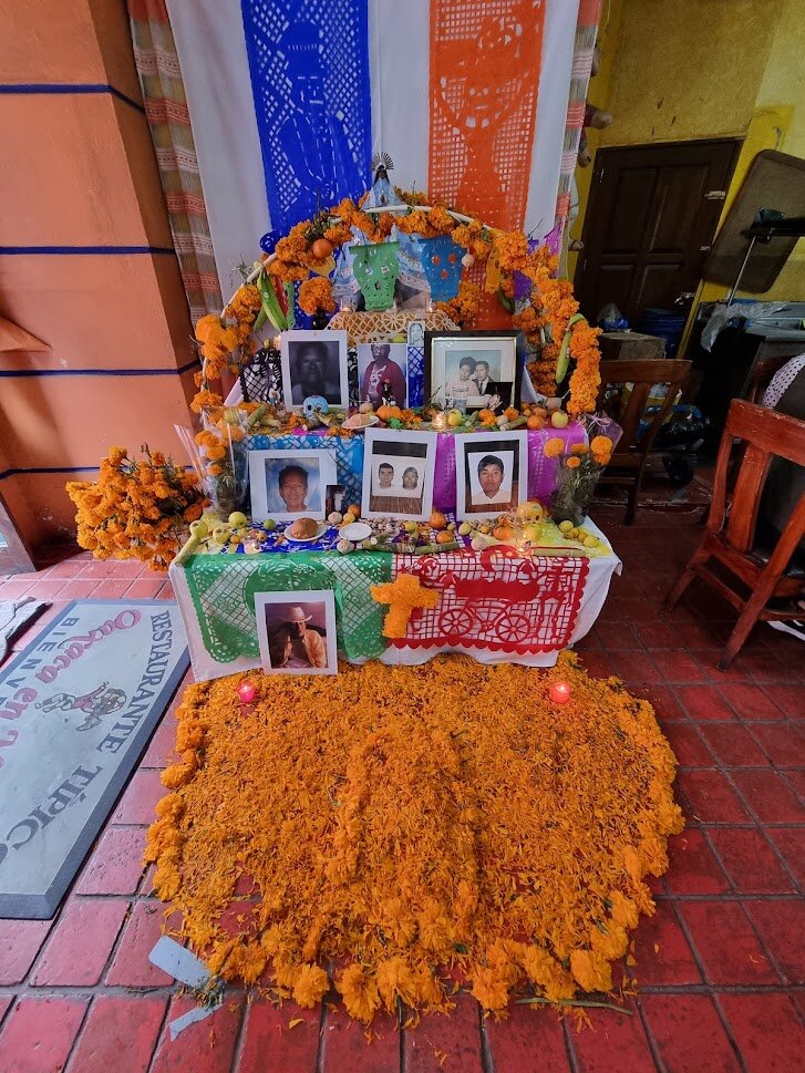 Офренда в одном из ресторанах Мехико Сити