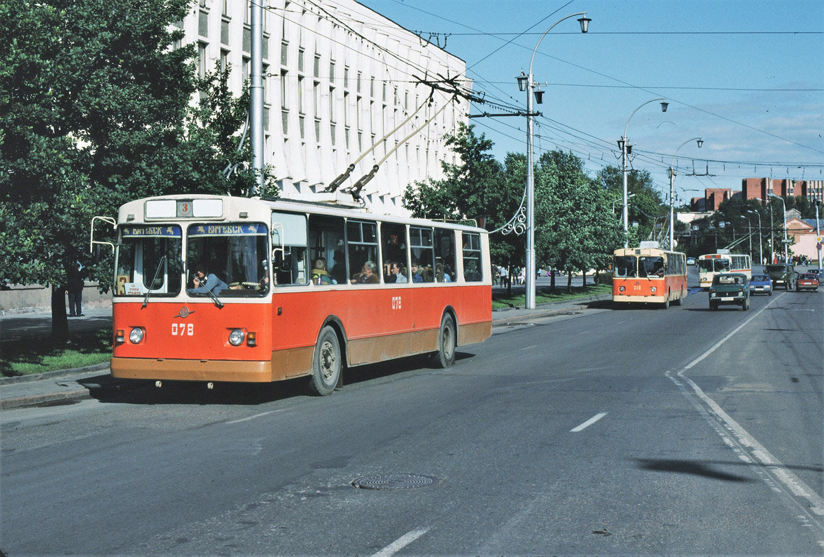 3 троллейбуса ЗиУ-9 подъезжают к театру Я. Коласа.