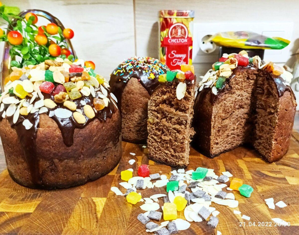 Кулич с шоколадом и орехами