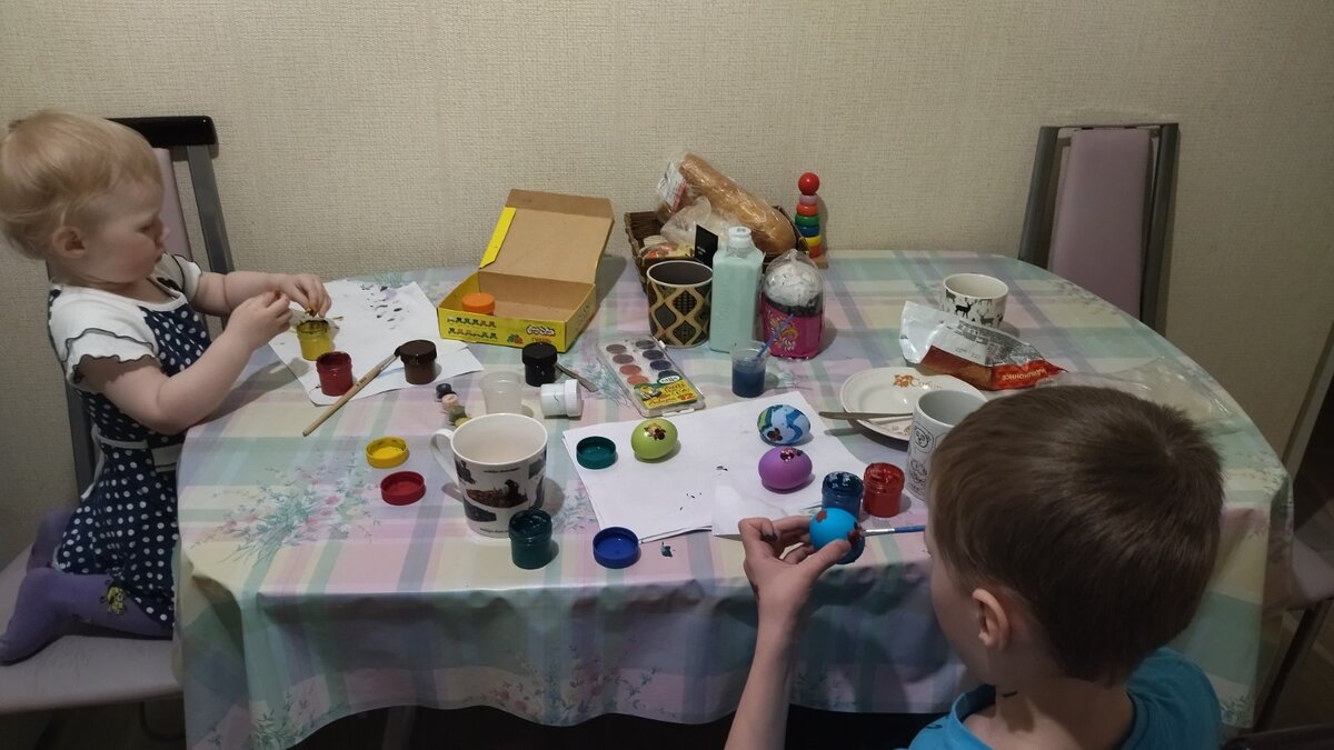 Вместе разукрашивают яйца к Пасхе