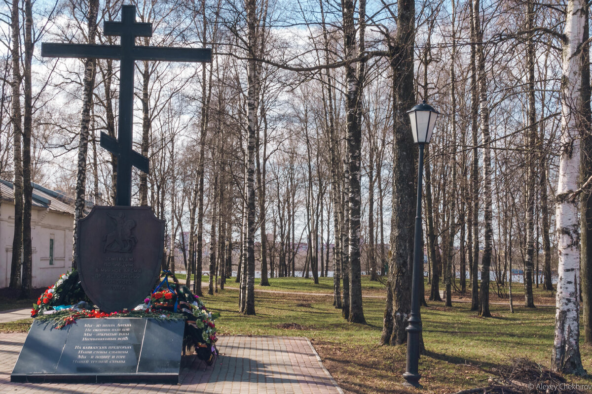 Рядом с собором, в живописном парке на берегу р. Ягорба, установлен мемориал погибшим в межрегиональных конфликтах