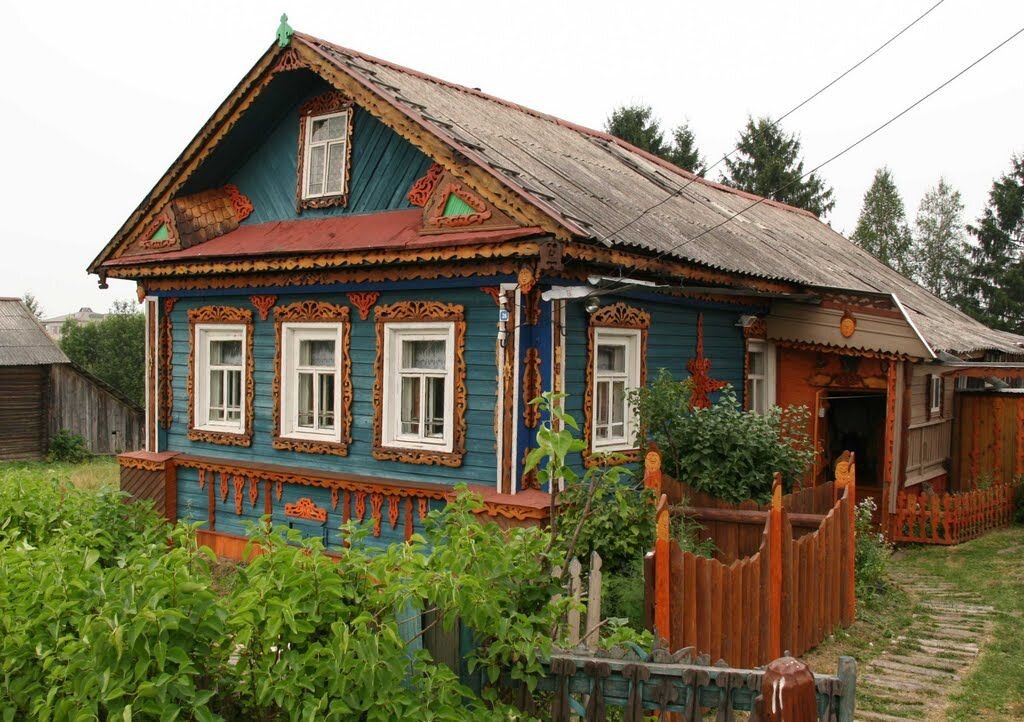 Есть дом в деревне. Деревенский дом. Деревенский деревянный домик. Сельский дом. Старый домик в деревне.