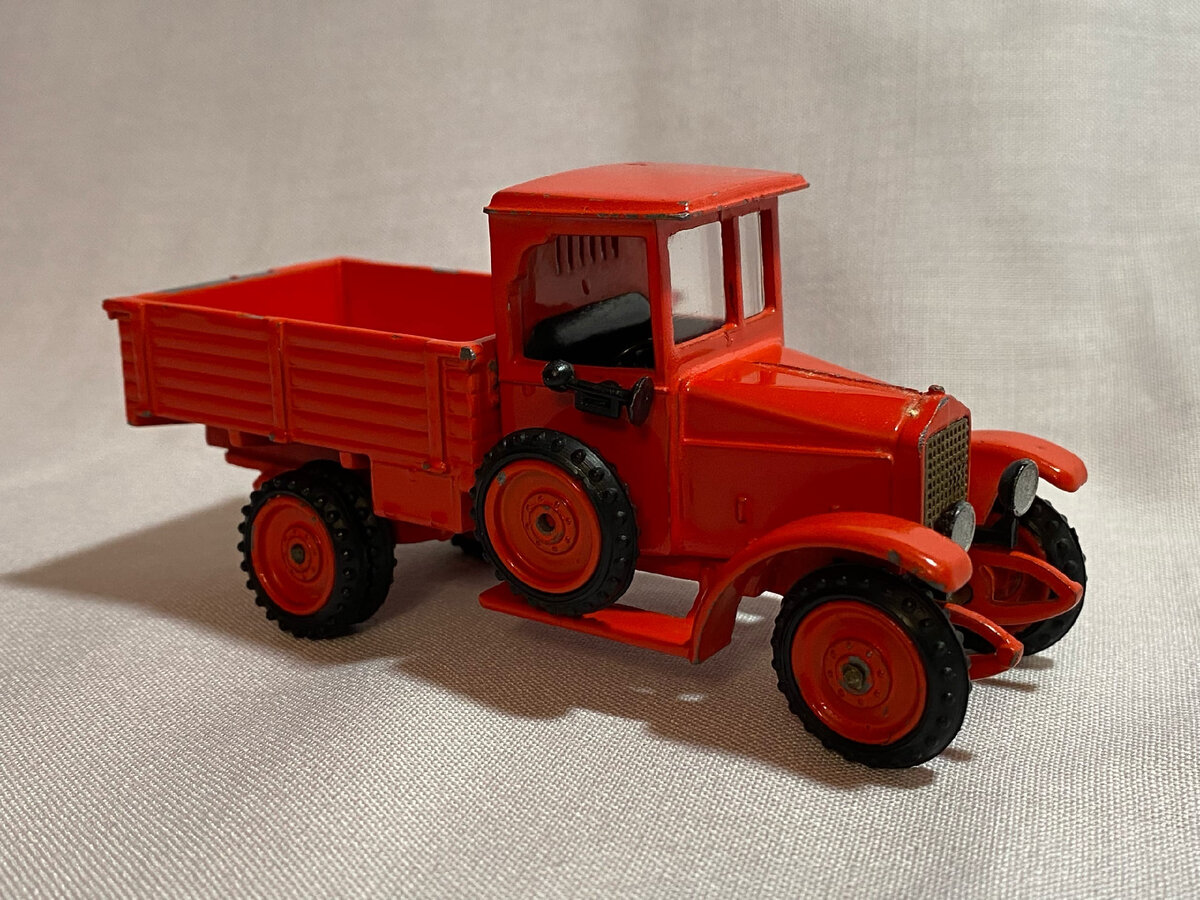 Модель, действительно, сегодня кажется настоящим "динозавром" из мира масштабных моделей. Это в первую очередь объясняется ее грубостью исполнения, минимальным количеством деталей (около 20-ти) и средненьким качеством сборки и окраски.