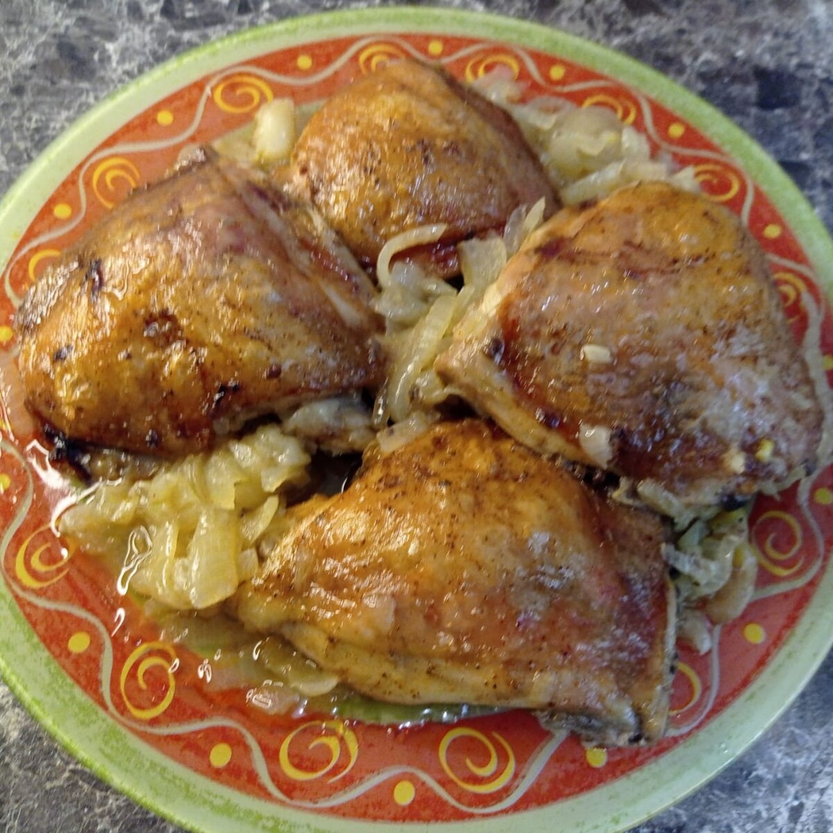 Куриные бедрышки на луковой подушке